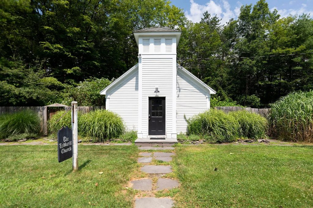 Church House, a cozy converted retreat with a glass house and hot tub in Accord, NY